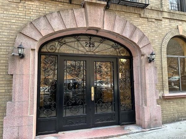 225 Bennett Avenue, Unit 2R, New York (Manhattan), NY 10040