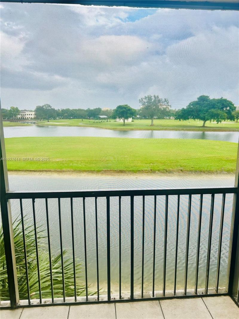 3100 W Rolling Hills Cir, Unit 310, Davie, FL 33328 Photo