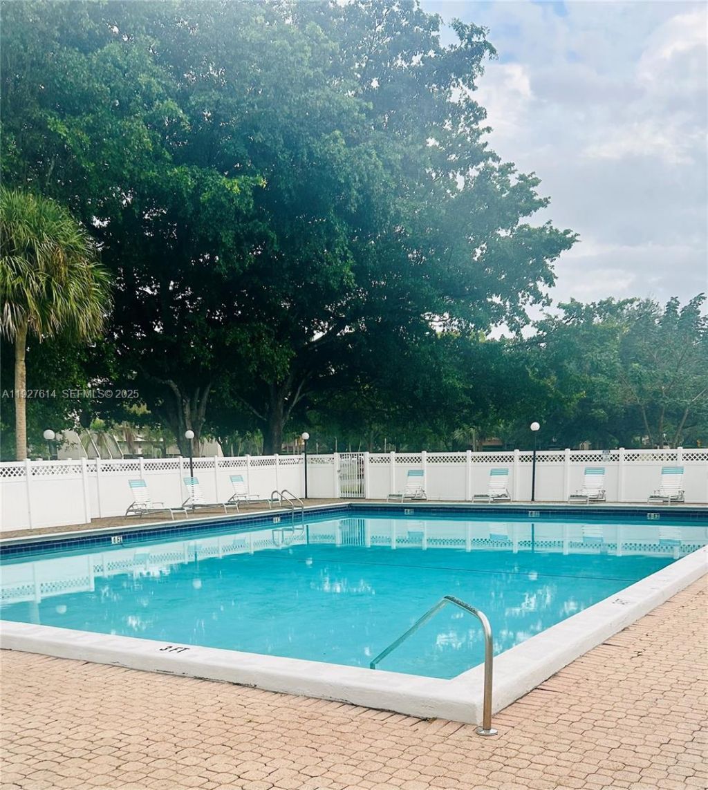 3100 W Rolling Hills Cir, Unit 310, Davie, FL 33328 Photo