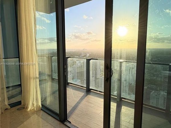 88 SW 7th St, Unit 3906, Miami, FL 33130