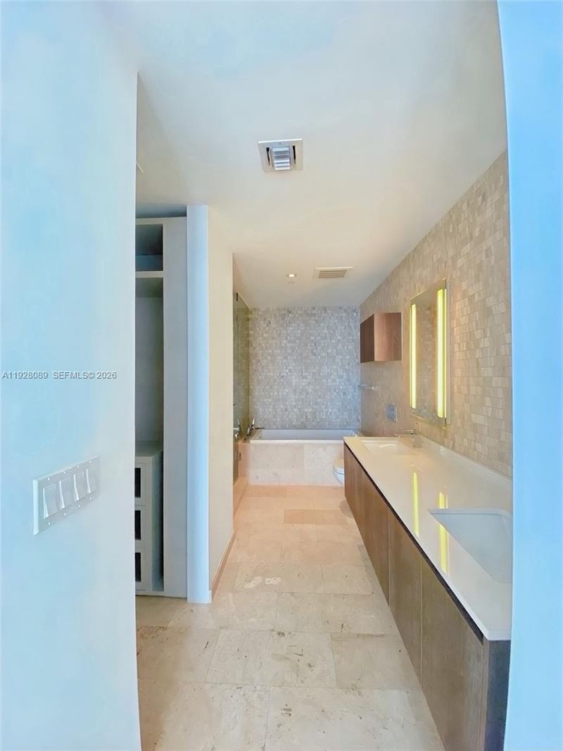88 SW 7th St, Unit 3906, Miami, FL 33130 Photo