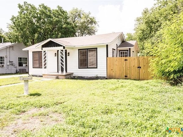 1004 E Buena Vista Avenue, Victoria, TX 77901