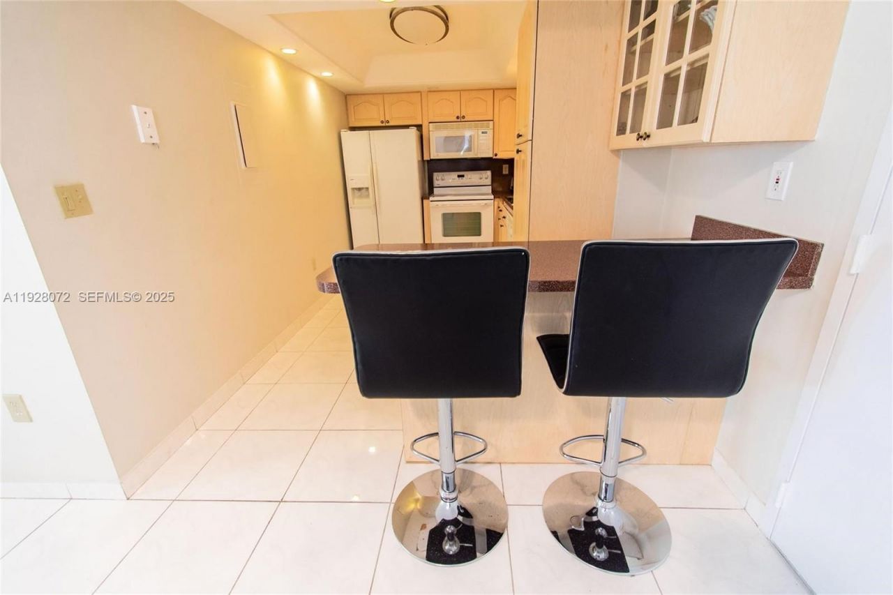 1621 Collins, Unit 406, Miami Beach, FL 33139 Photo