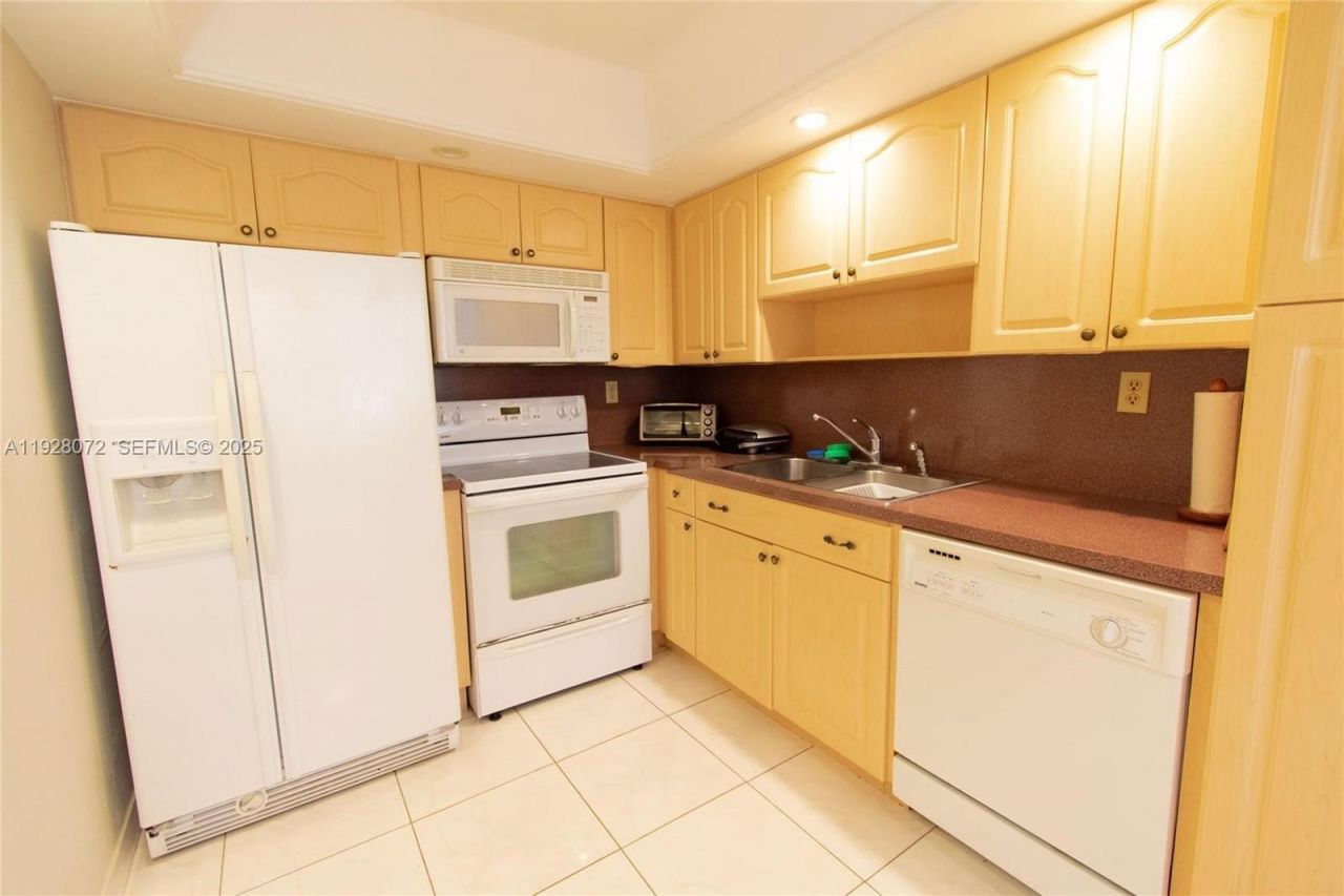 1621 Collins, Unit 406, Miami Beach, FL 33139 Photo