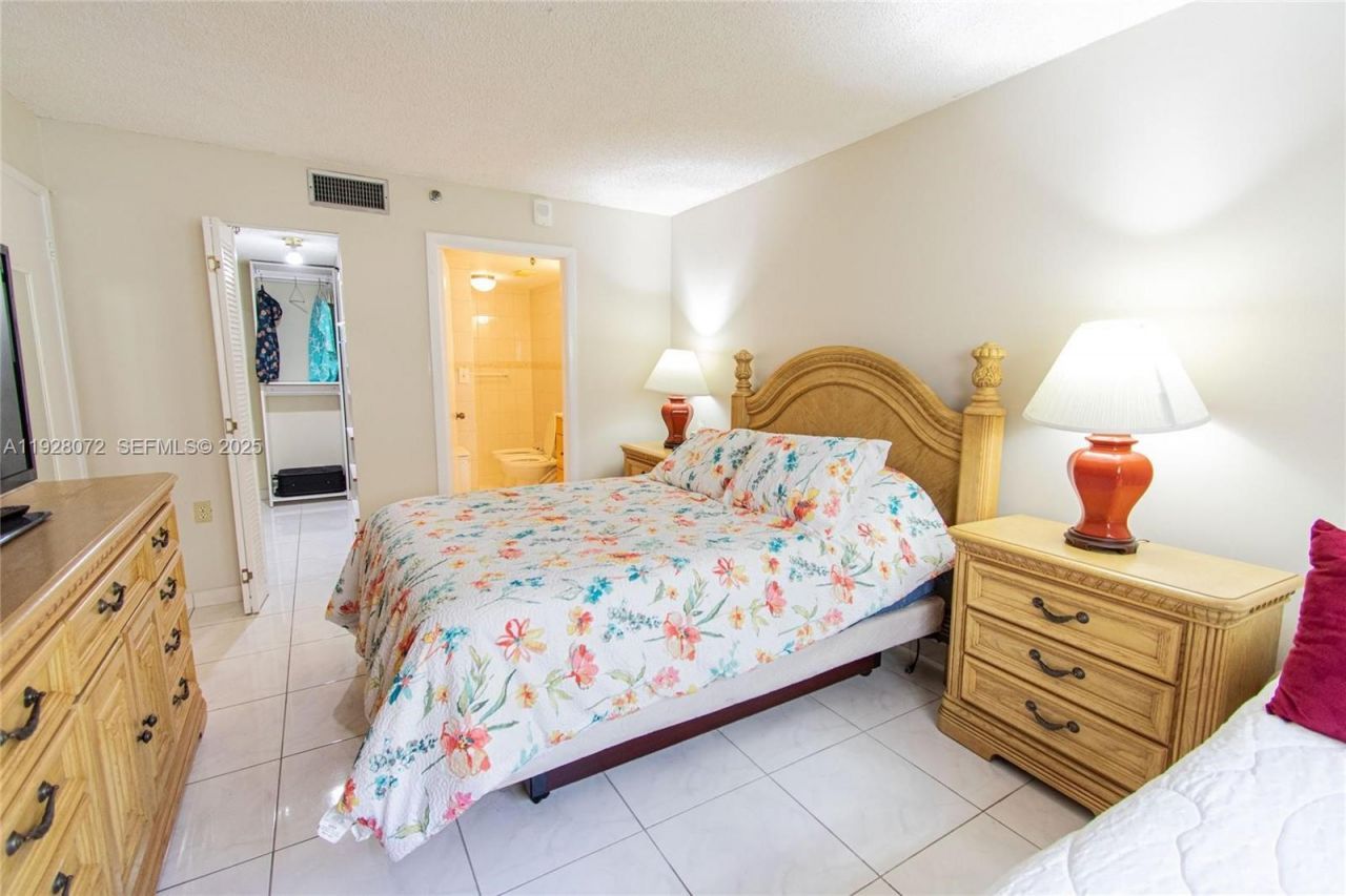 1621 Collins, Unit 406, Miami Beach, FL 33139 Photo