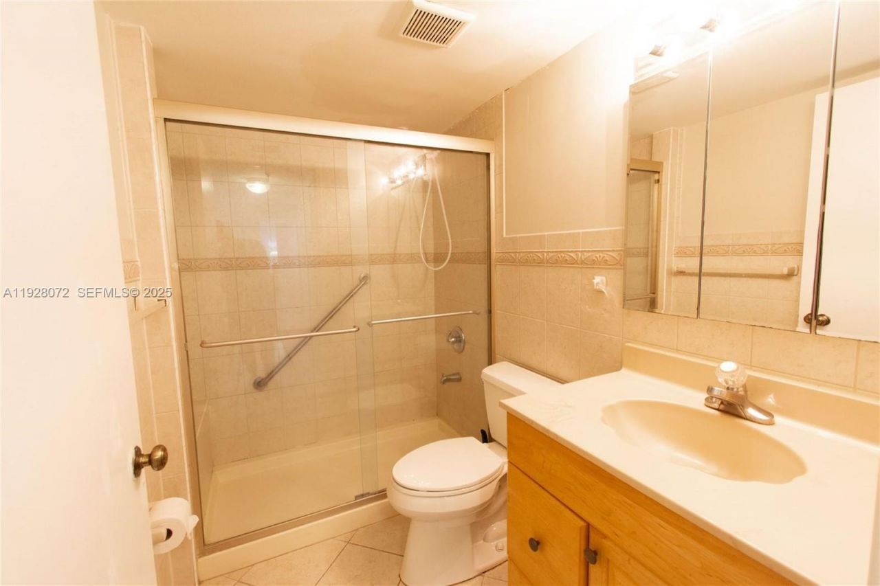 1621 Collins, Unit 406, Miami Beach, FL 33139 Photo