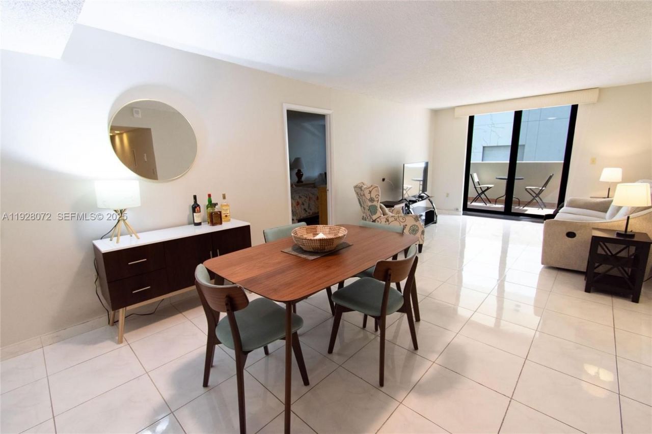 1621 Collins, Unit 406, Miami Beach, FL 33139 Photo