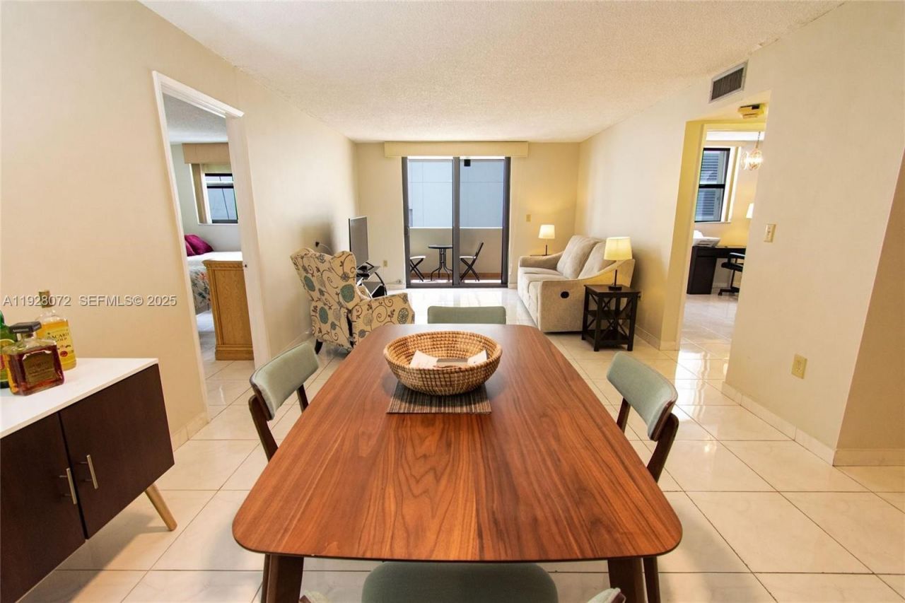 1621 Collins, Unit 406, Miami Beach, FL 33139 Photo