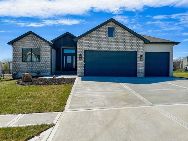 2700 Wheatley Drive, Blue Springs, MO 64029