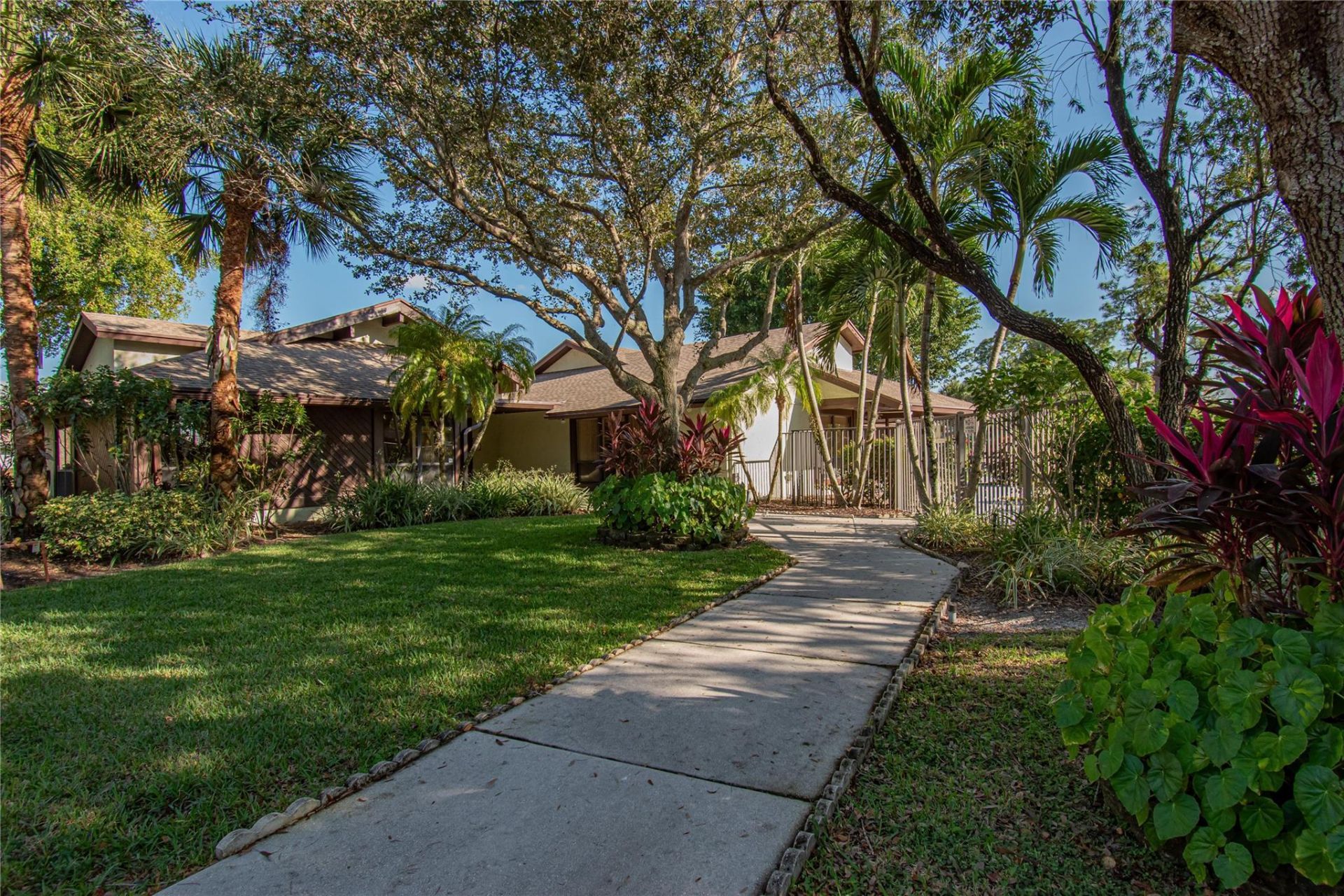 381 Ottawa Ct, Royal Palm Beach, FL 33411 Photo