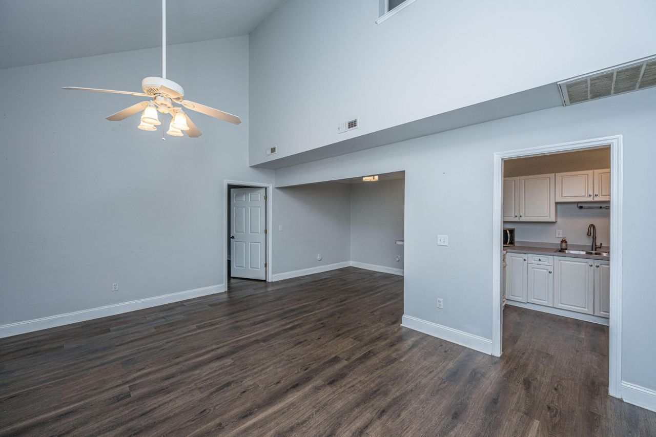 940 E Estates Boulevard Photo 11