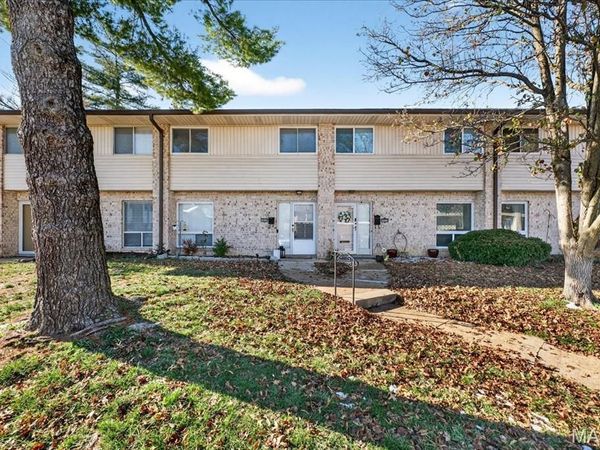 10032 Sakura Drive, St Louis, MO 63128