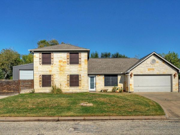 1265 E Independence ST, Giddings, TX 78942