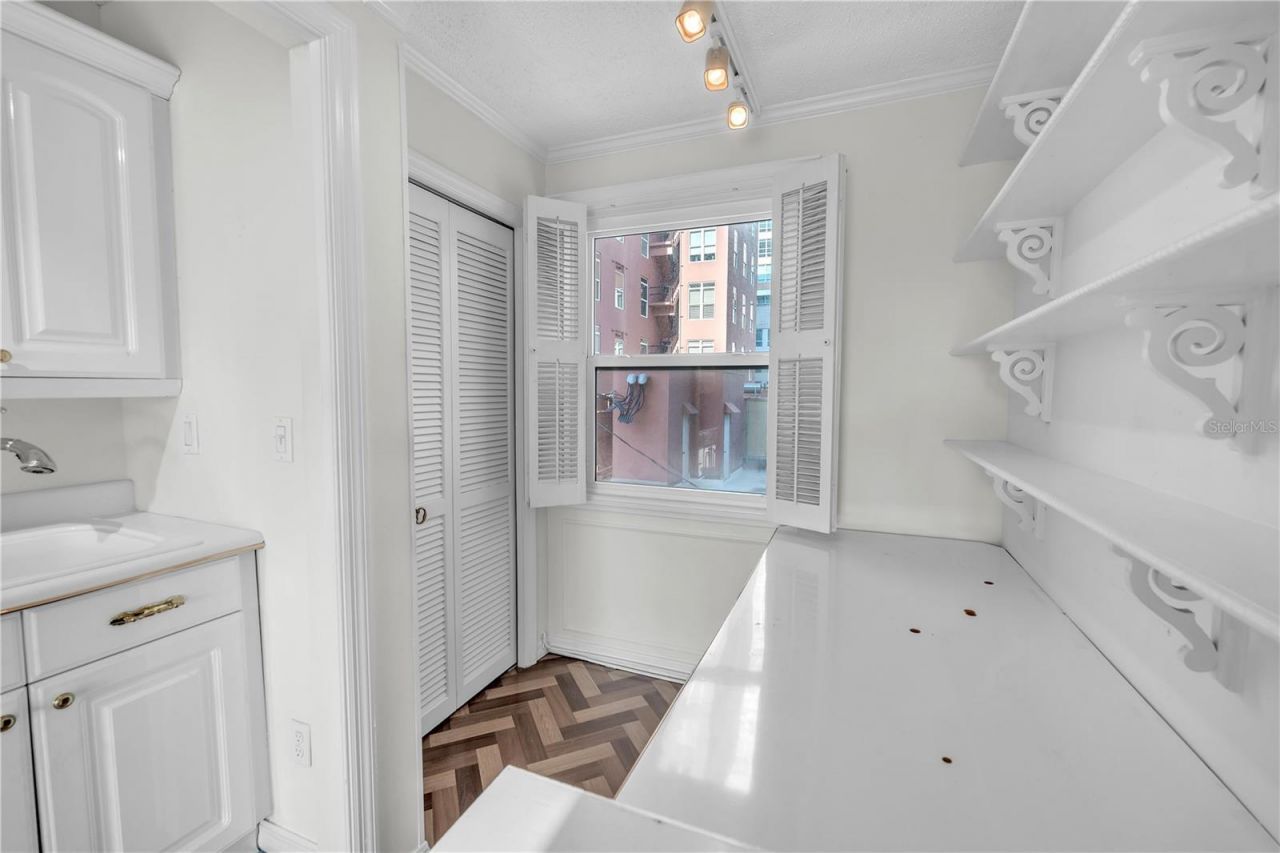 33 S Gulfstream Avenue, Unit 401, Sarasota, FL 34236 Photo