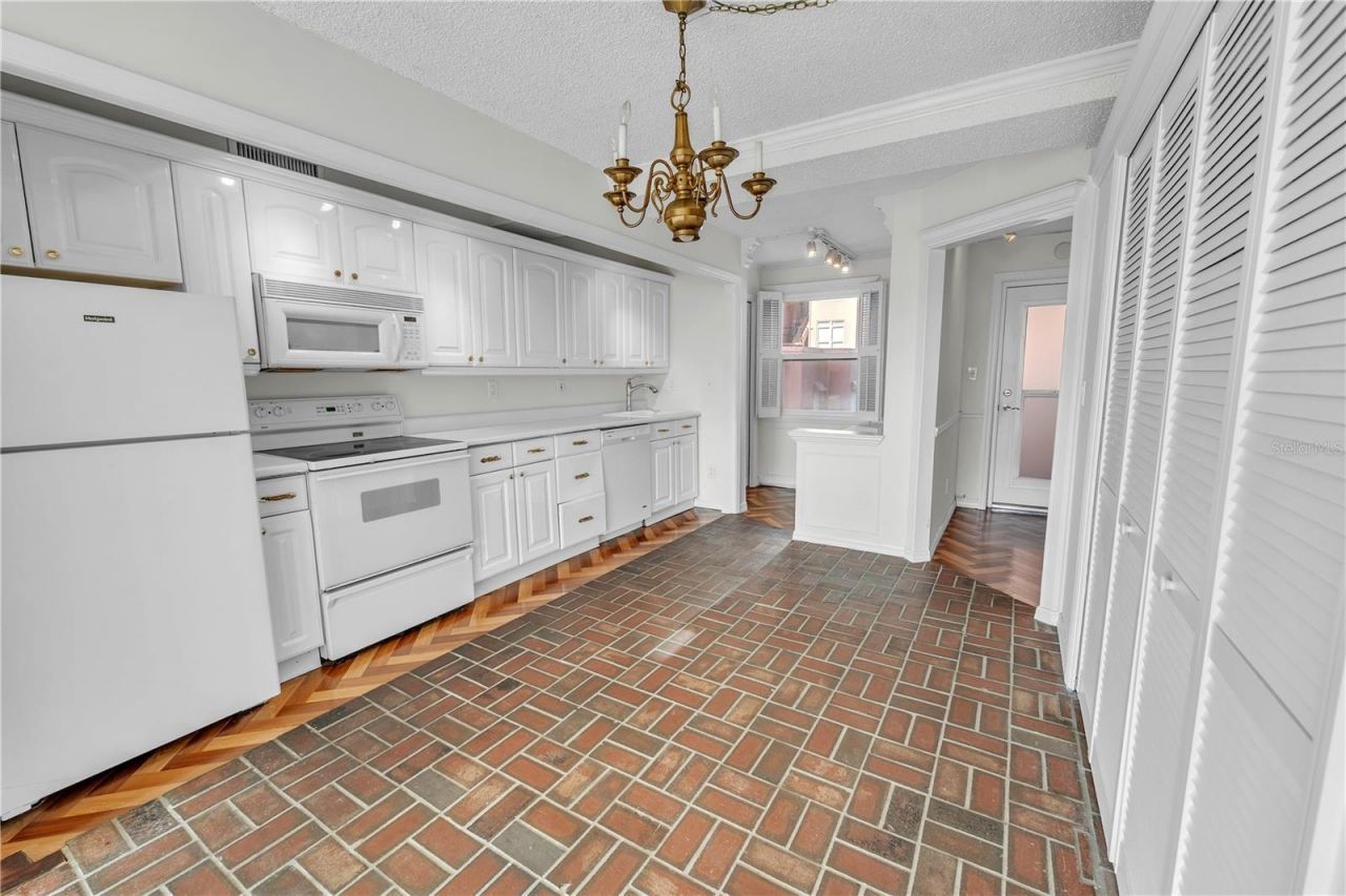 33 S Gulfstream Avenue, Unit 401, Sarasota, FL 34236 Photo