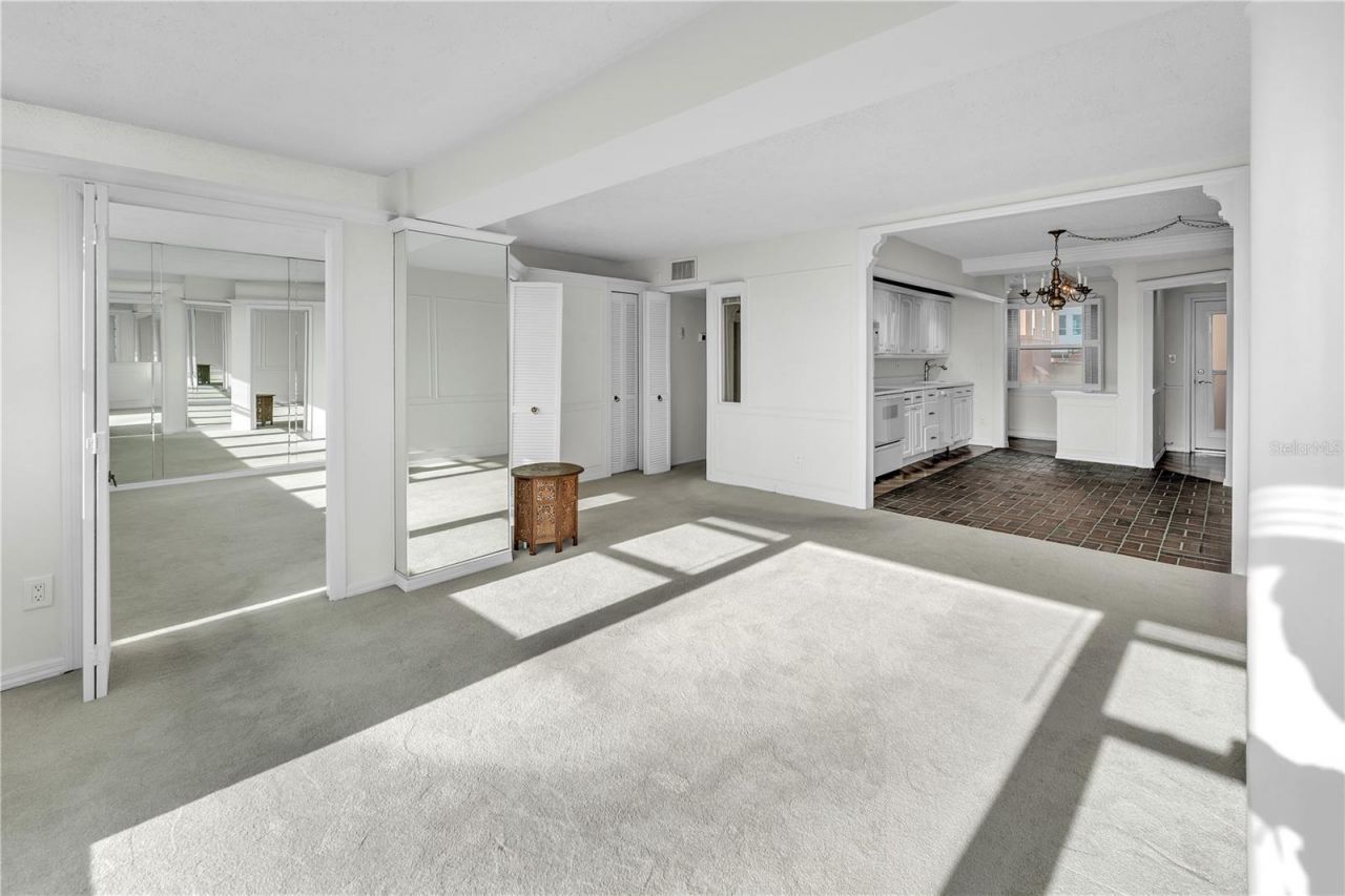 33 S Gulfstream Avenue, Unit 401, Sarasota, FL 34236 Photo