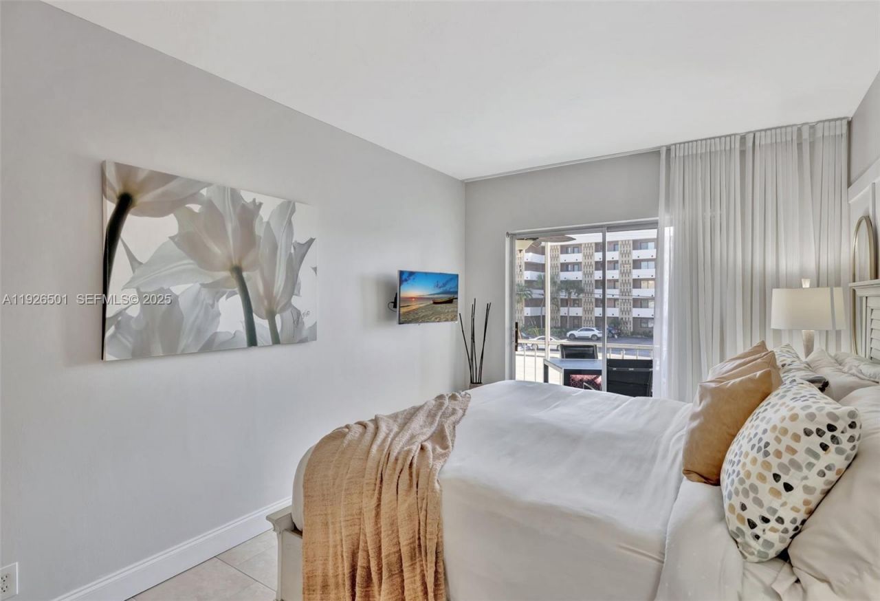 300 Golden Isles Dr, Unit 204, Hallandale Beach, FL 33009 Photo