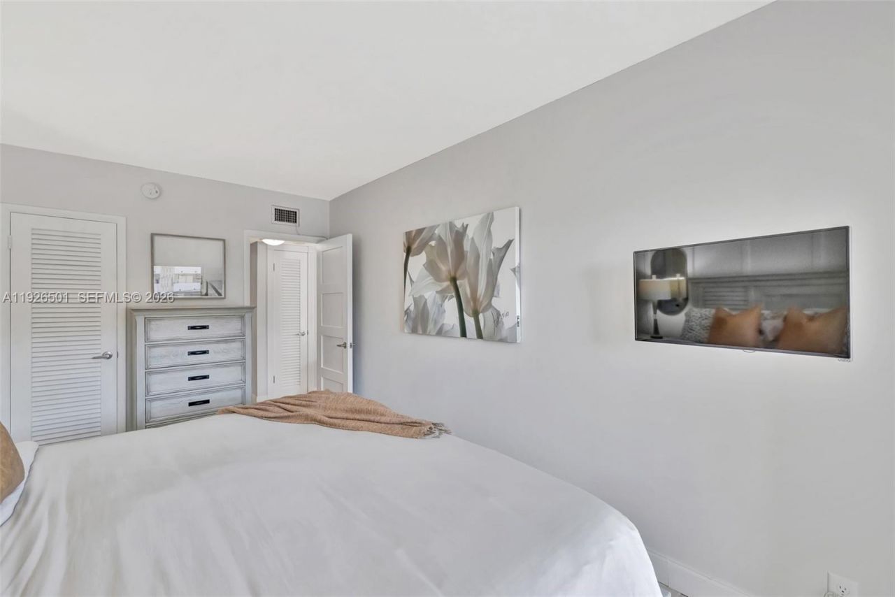 300 Golden Isles Dr, Unit 204, Hallandale Beach, FL 33009 Photo