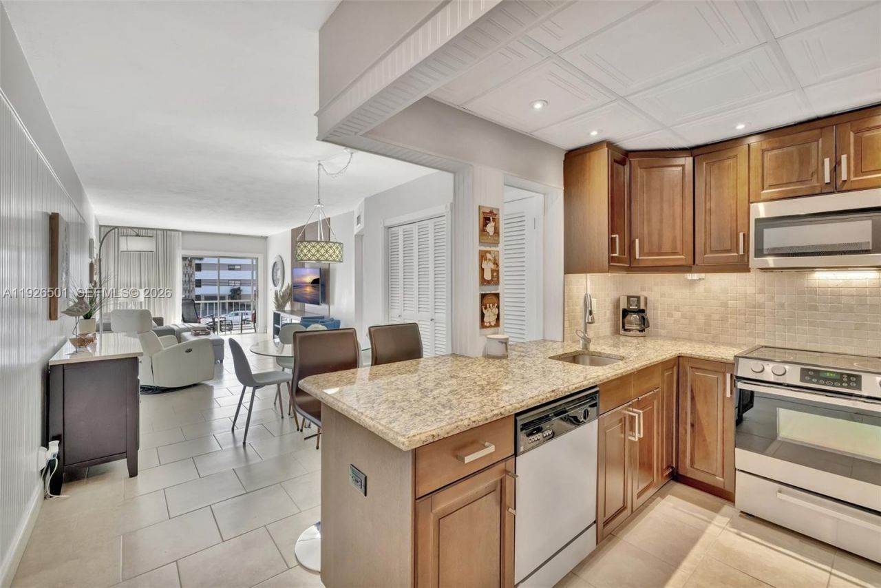 300 Golden Isles Dr, Unit 204, Hallandale Beach, FL 33009 Photo