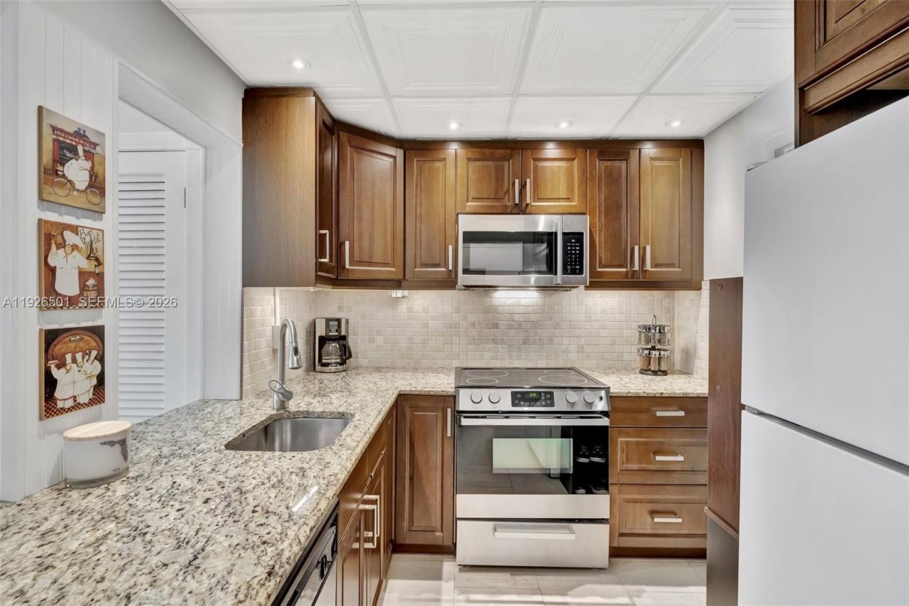 300 Golden Isles Dr, Unit 204, Hallandale Beach, FL 33009 Photo