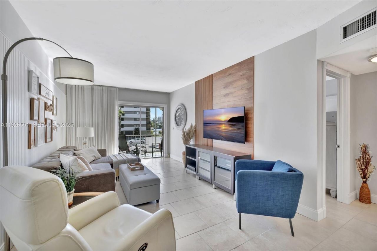 300 Golden Isles Dr, Unit 204, Hallandale Beach, FL 33009 Photo