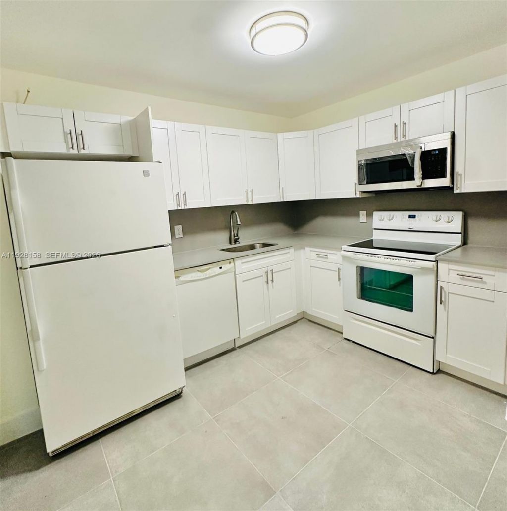 9273 Collins Ave, Unit 207, Surfside, FL 33154 Photo