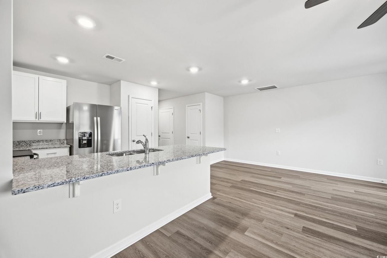 322 Honeystone St Photo 10