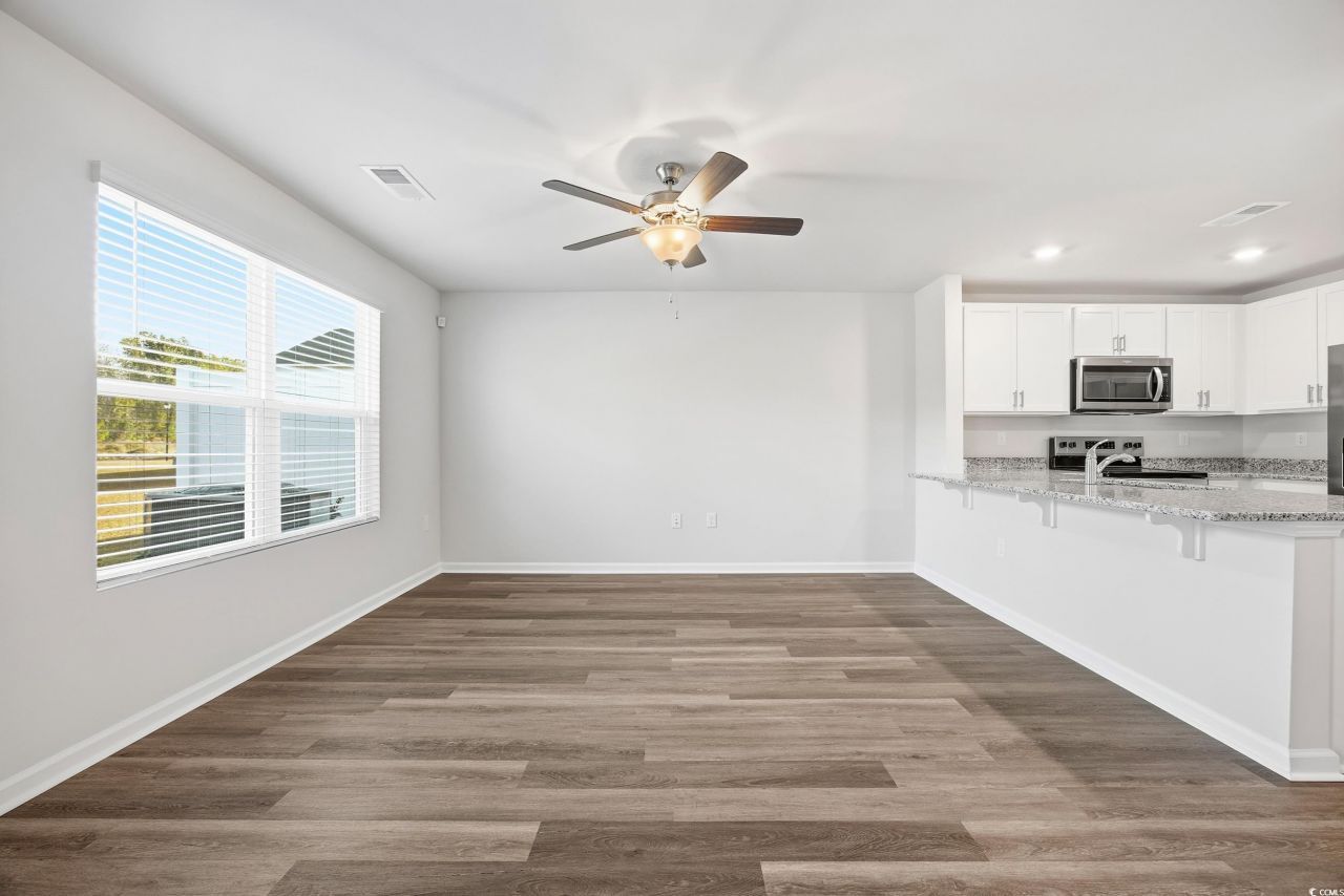 322 Honeystone St Photo 11