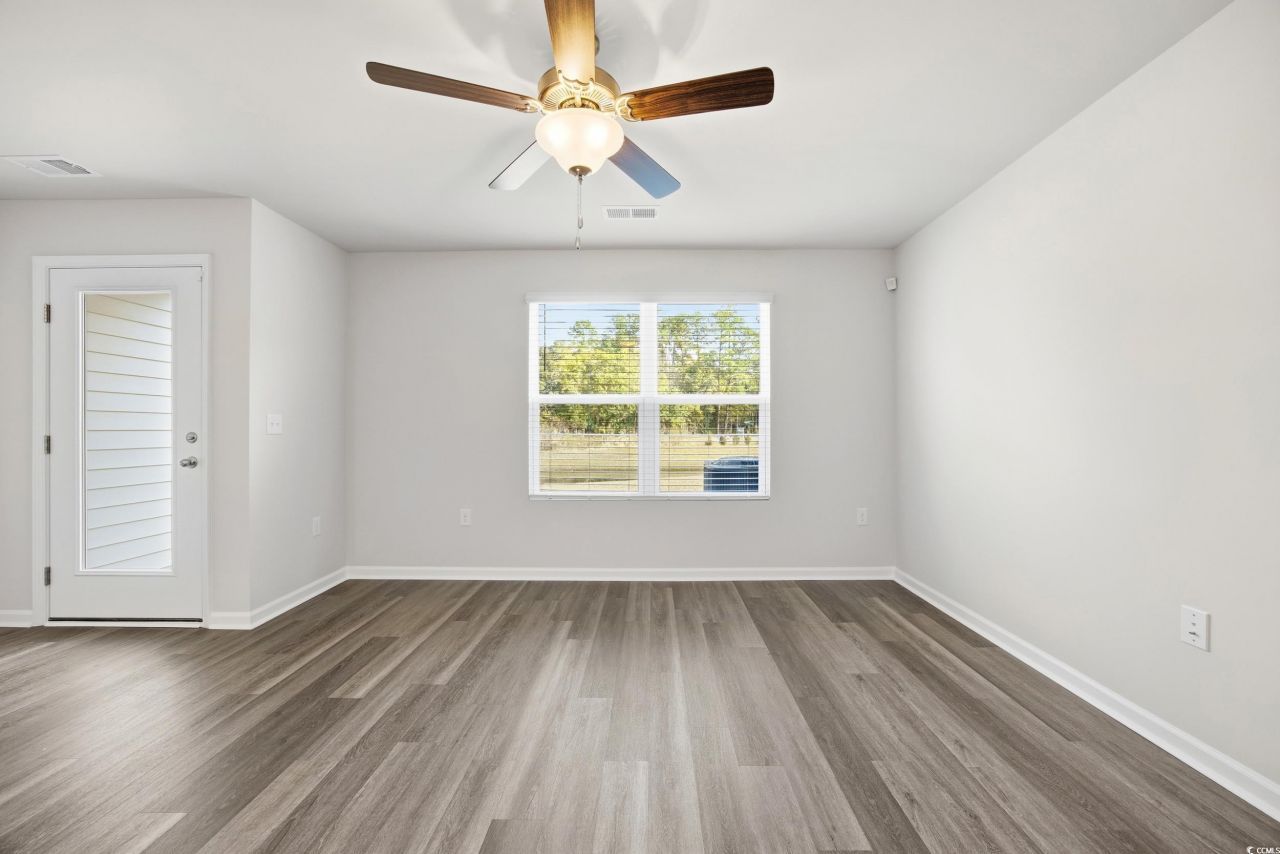 322 Honeystone St Photo 12