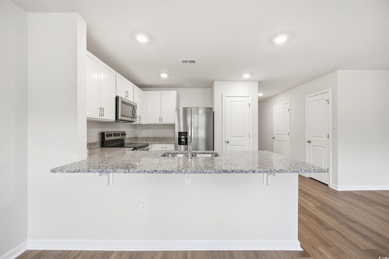 322 Honeystone St Photo 9