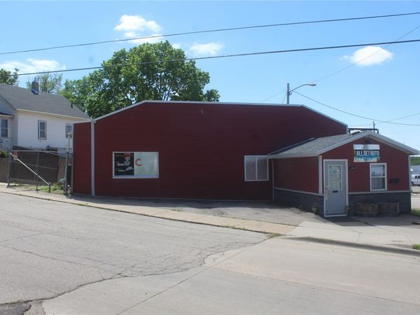 748 Center Point Road NE, Cedar Rapids, IA 52402