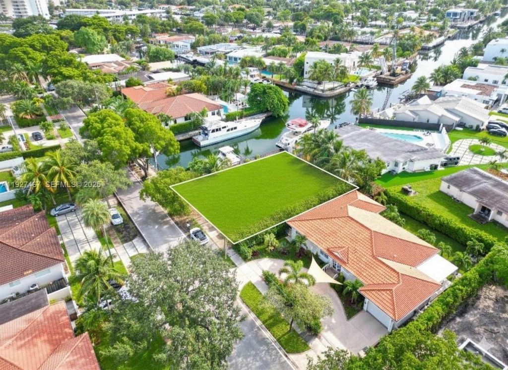 12735 Ixora Rd, North Miami, FL 33181 Photo