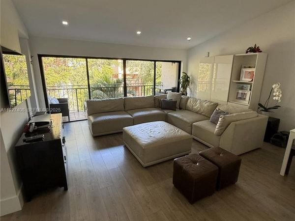 9001 SW 94th St, Unit 208, Miami, FL 33176