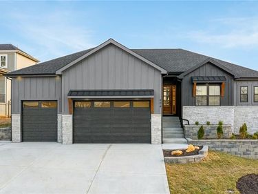 804 SE Pine Court, Blue Springs, MO 64014