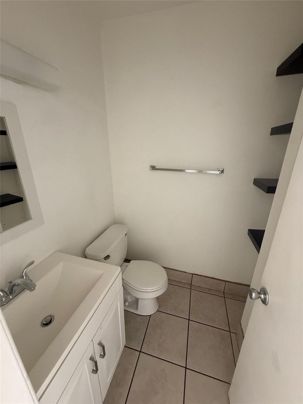 660 W Park Drive, Unit 206, Miami, FL 33172 Photo