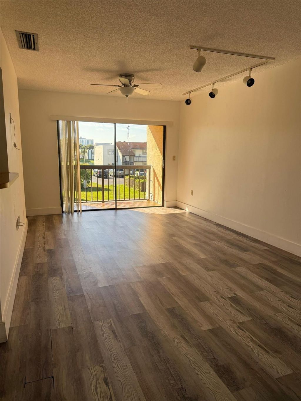 660 W Park Drive, Unit 206, Miami, FL 33172 Photo