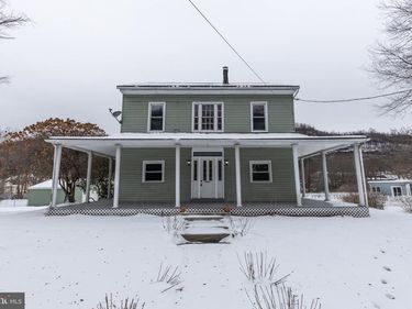 2406 RAILROAD STREET, MAHANOY PLANE, PA 17949