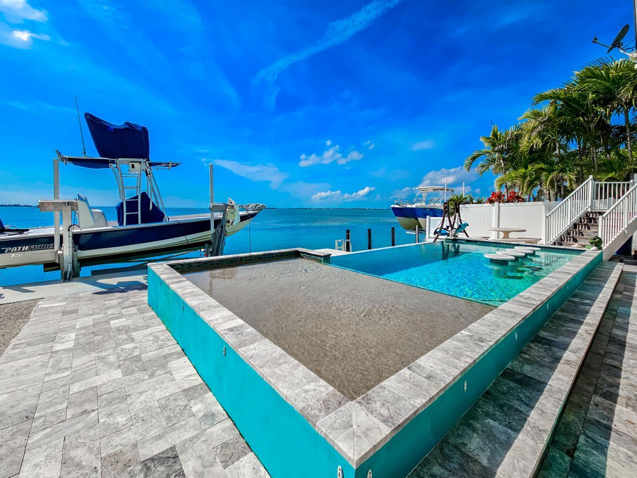 556 E Caribbean Drive, Summerland Key, FL 33042 Photo