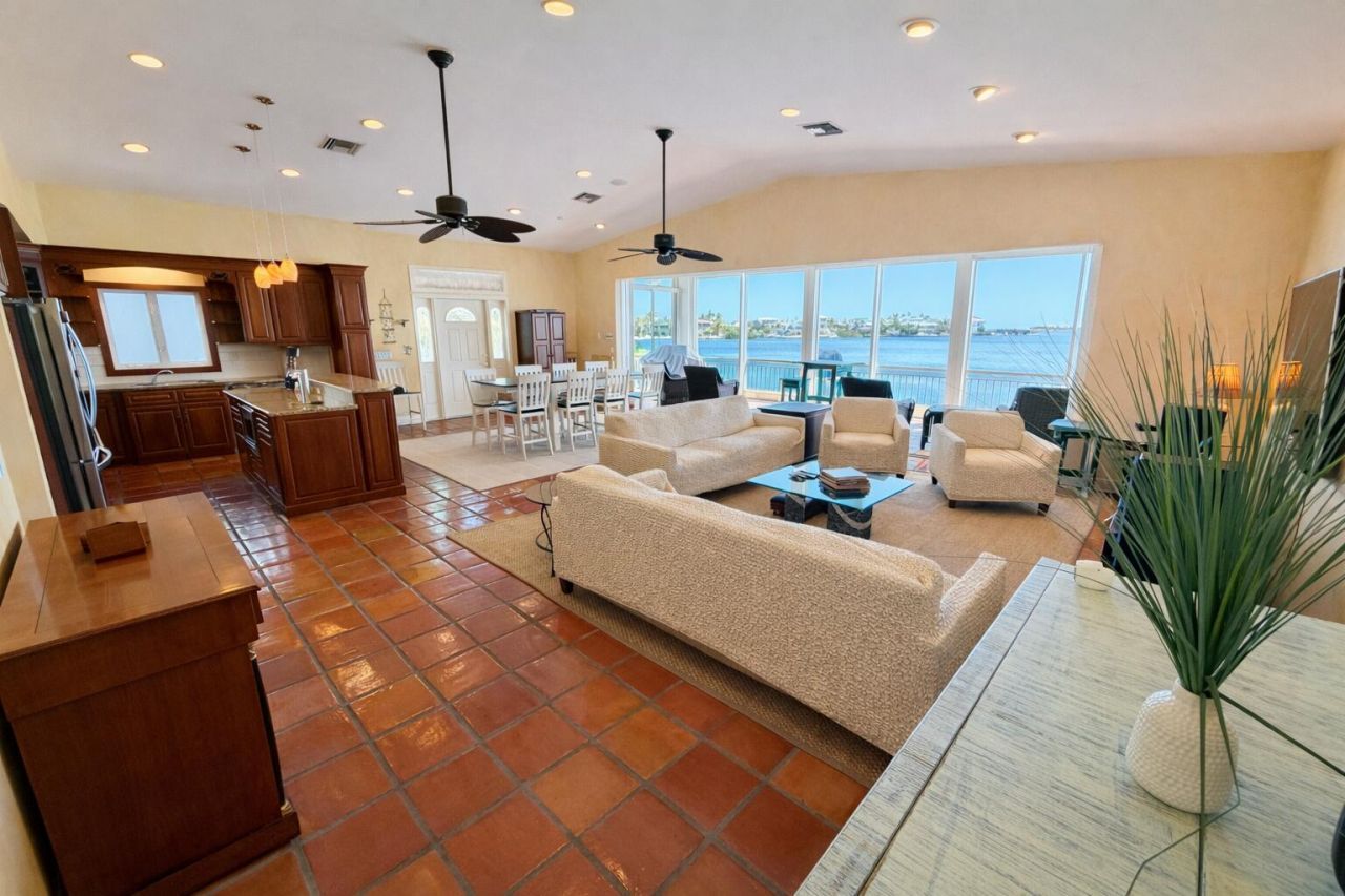 556 E Caribbean Drive, Summerland Key, FL 33042 Photo