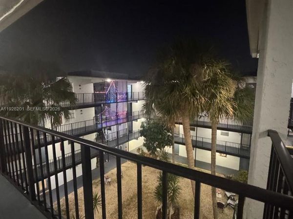 2800 SOMESET DR, Unit 404, Lauderdale Lakes, FL 33311