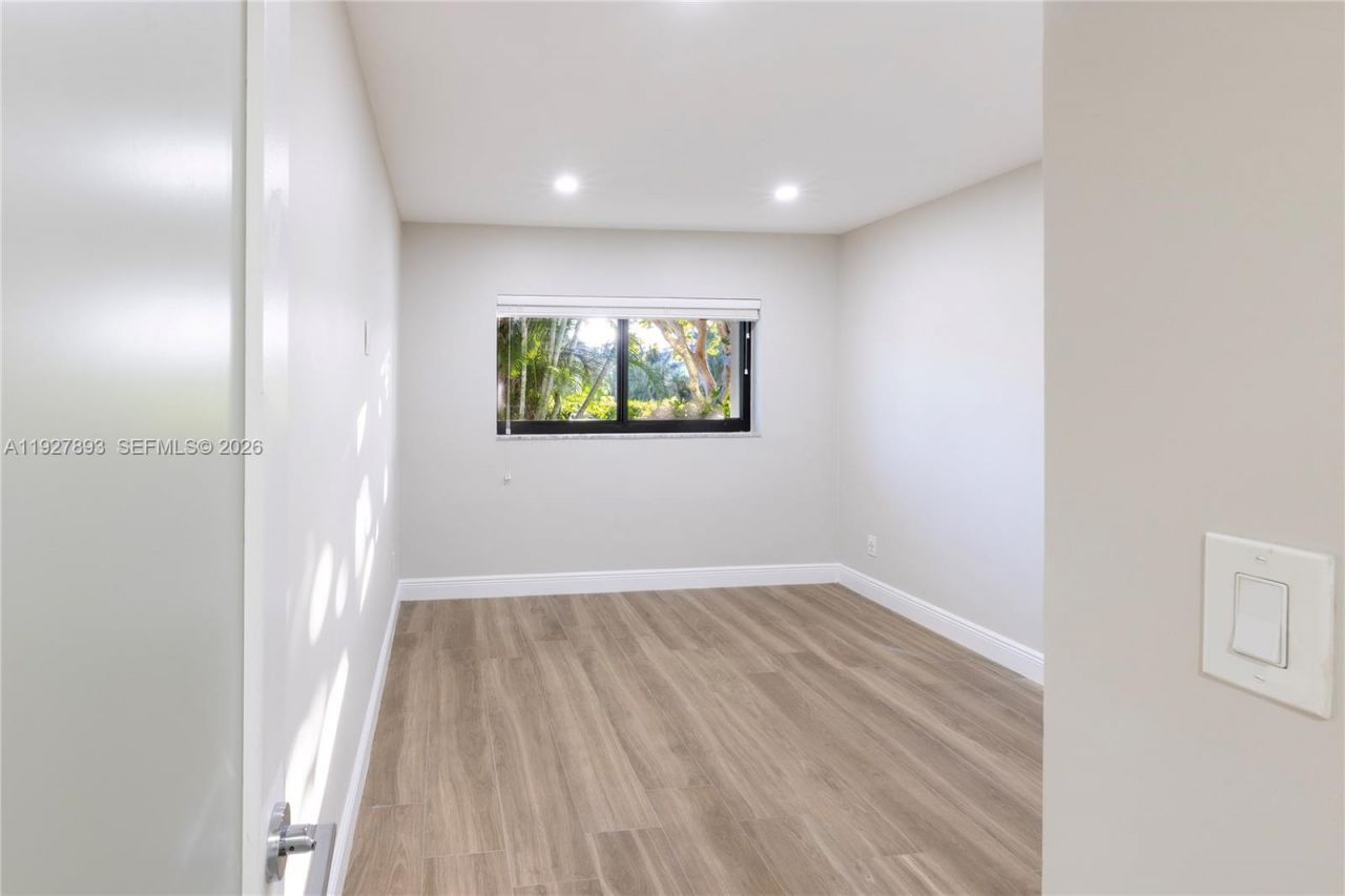 6855 Edgewater Dr, Unit 1DS, Coral Gables, FL 33133 Photo