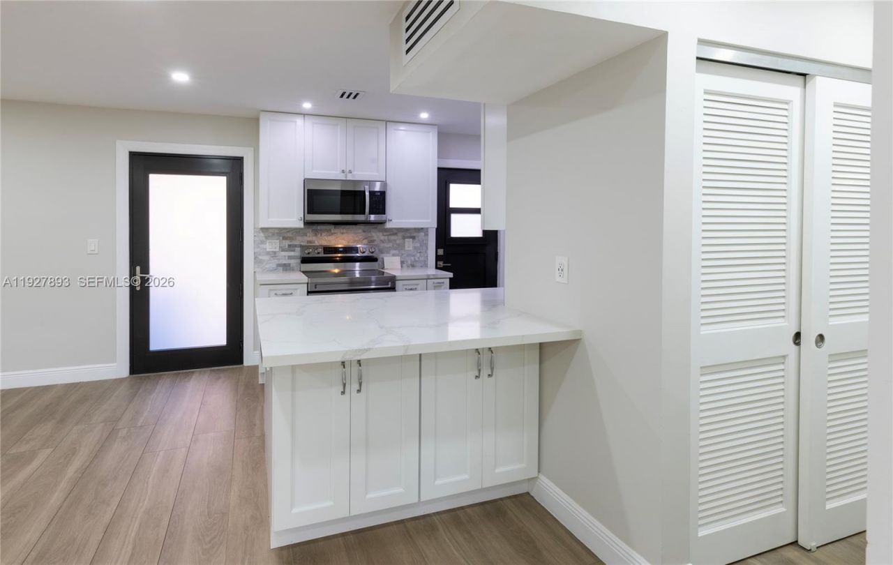 6855 Edgewater Dr, Unit 1DS, Coral Gables, FL 33133 Photo