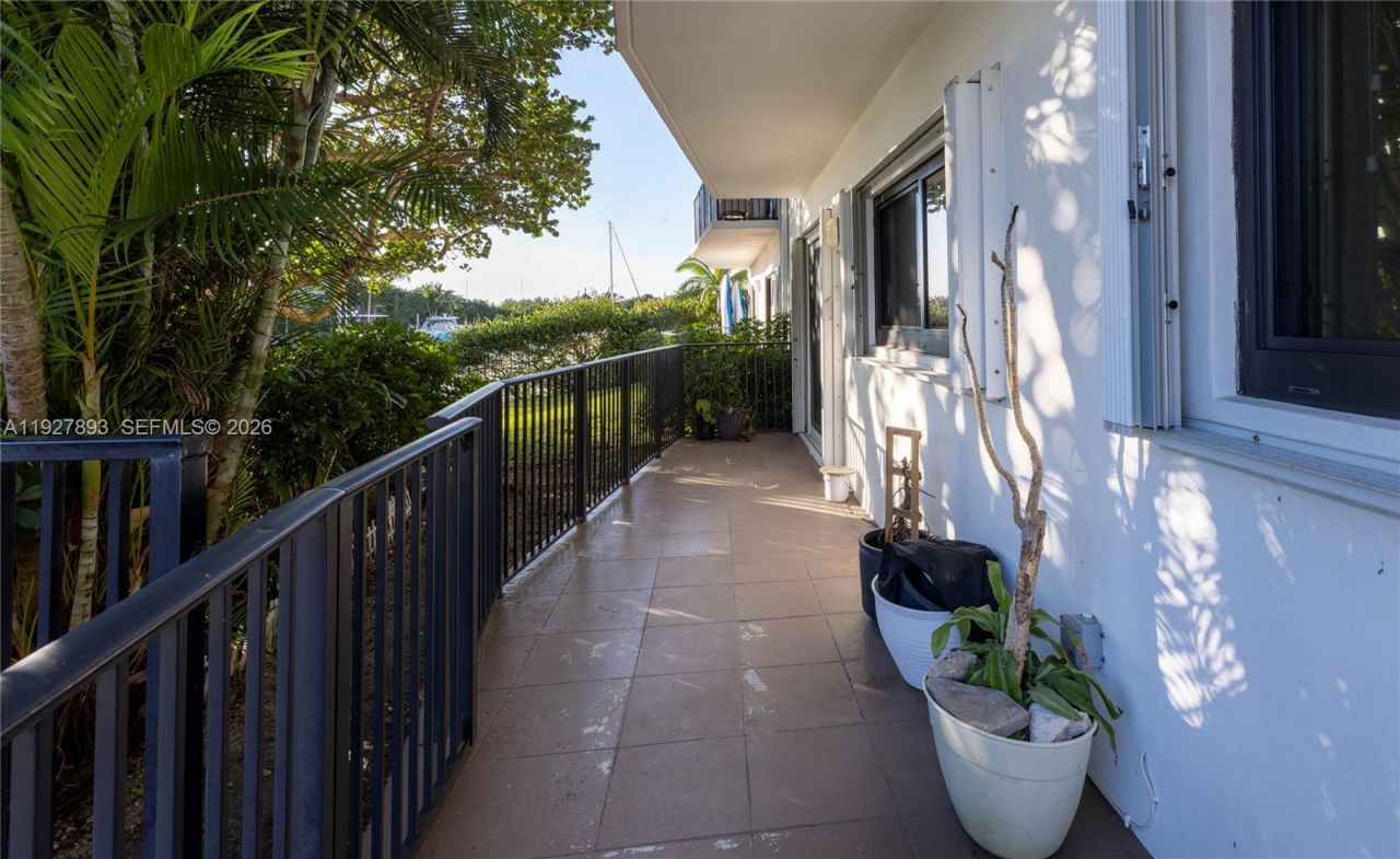 6855 Edgewater Dr, Unit 1DS, Coral Gables, FL 33133 Photo