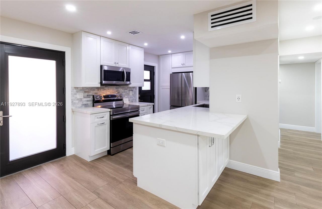 6855 Edgewater Dr, Unit 1DS, Coral Gables, FL 33133 Photo