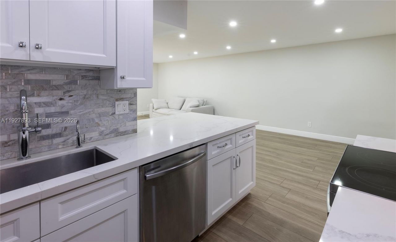 6855 Edgewater Dr, Unit 1DS, Coral Gables, FL 33133 Photo