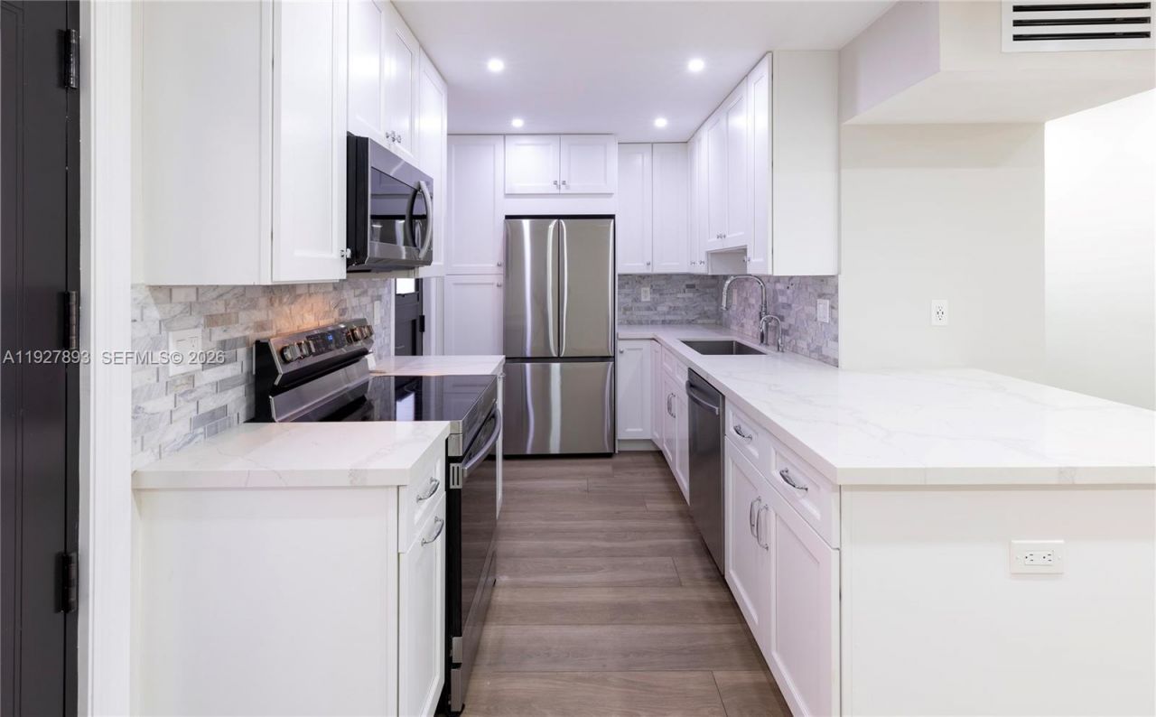 6855 Edgewater Dr, Unit 1DS, Coral Gables, FL 33133 Photo