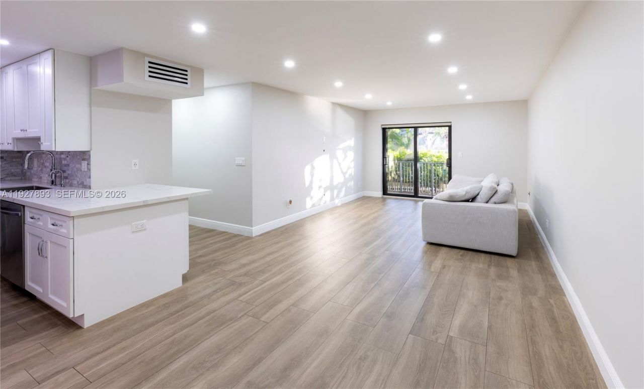 6855 Edgewater Dr, Unit 1DS, Coral Gables, FL 33133 Photo