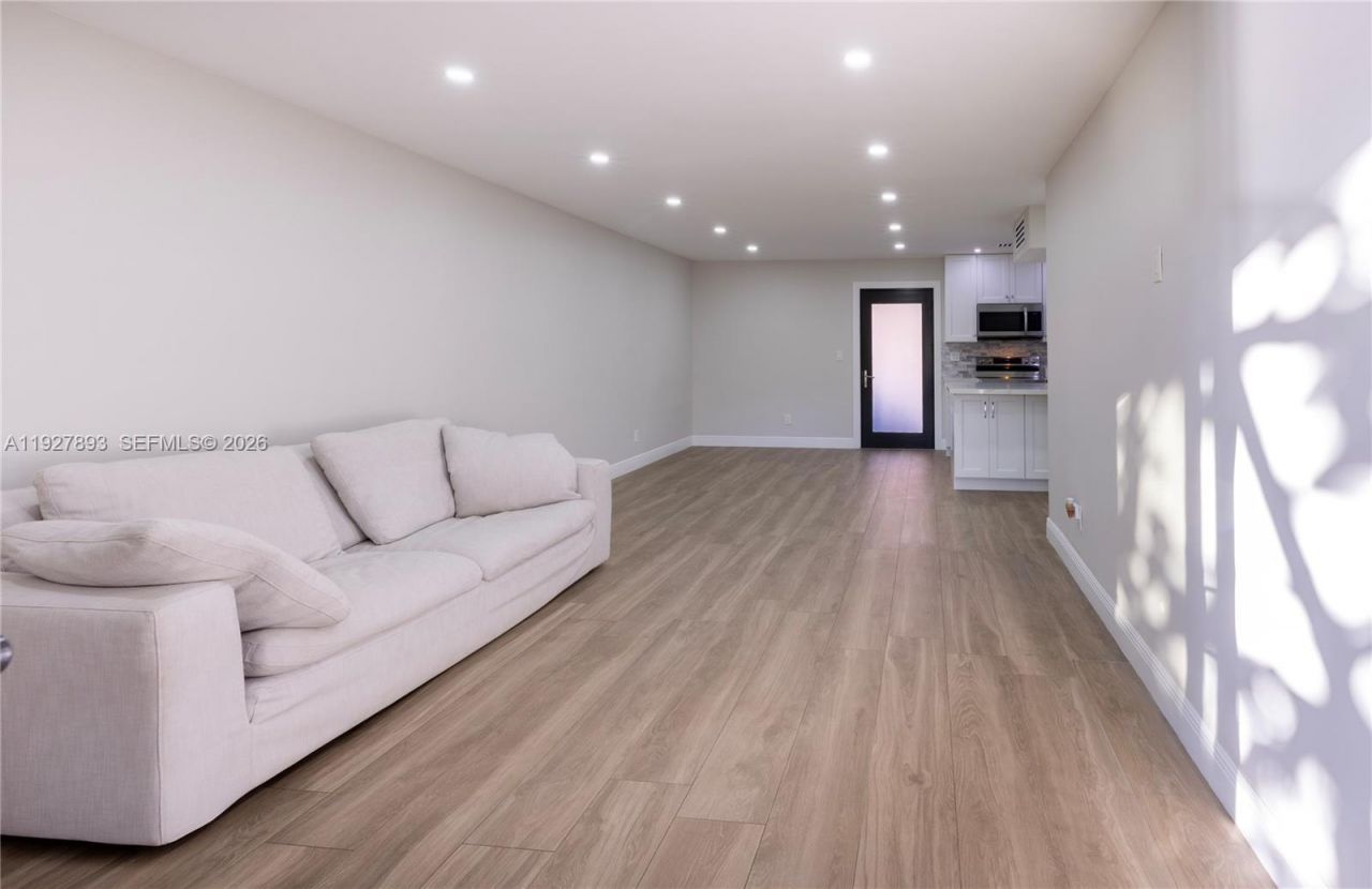 6855 Edgewater Dr, Unit 1DS, Coral Gables, FL 33133 Photo