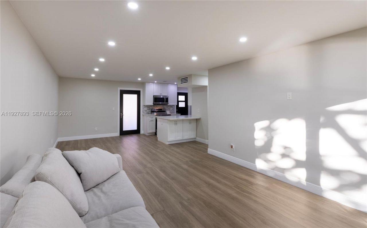 6855 Edgewater Dr, Unit 1DS, Coral Gables, FL 33133 Photo