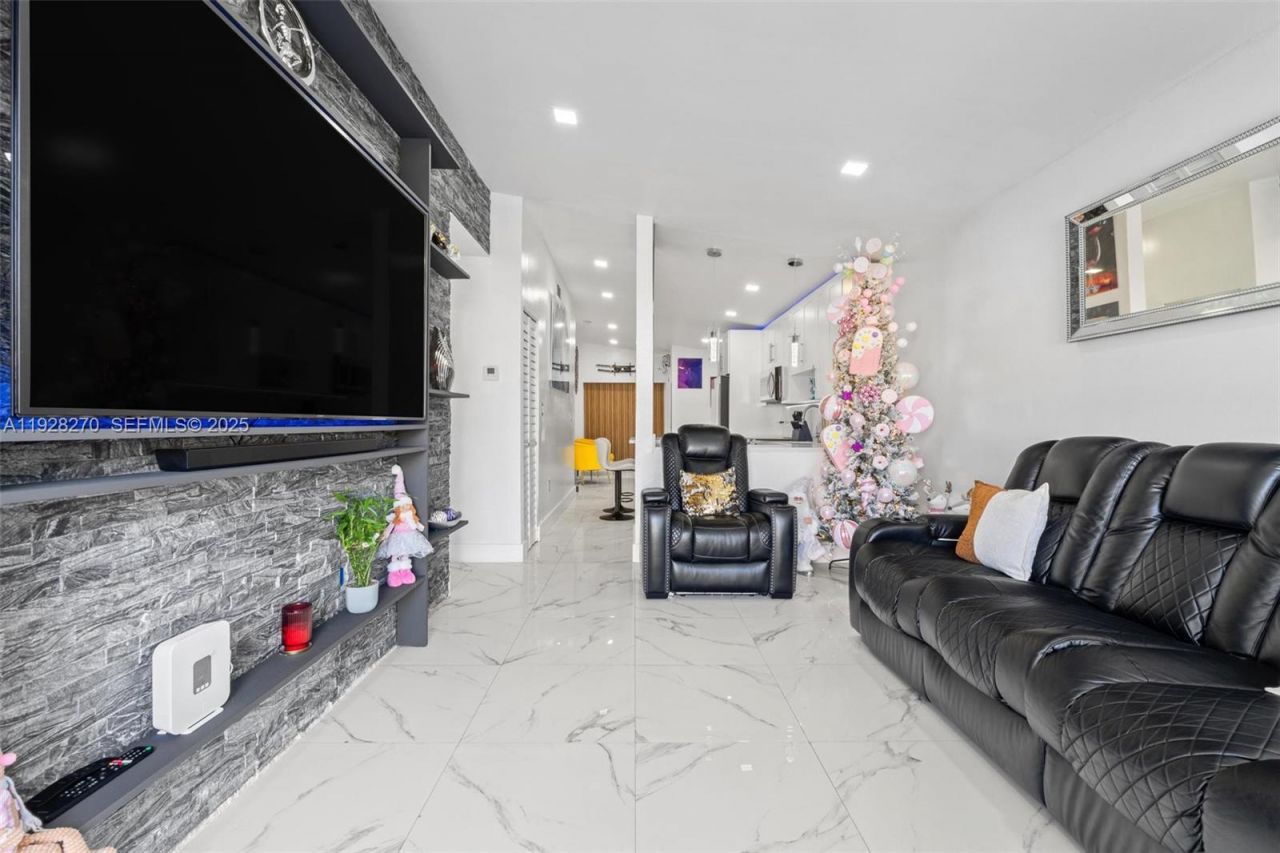 8822 NW 112th Ter, Hialeah Gardens, FL 33018 Photo